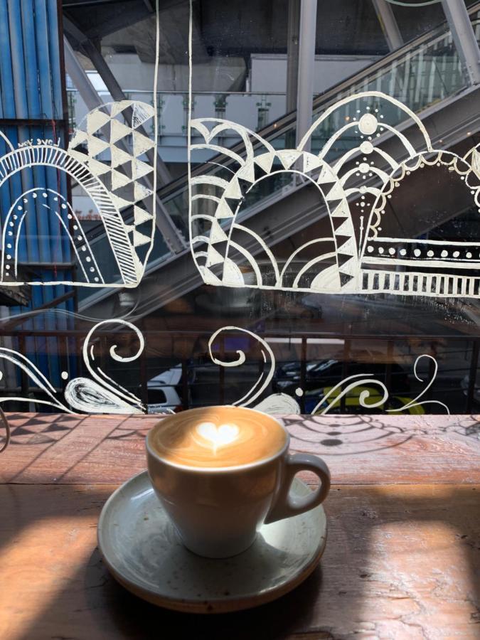 Thonglor Travellers Hostel And Cafe Μπανγκόκ Εξωτερικό φωτογραφία